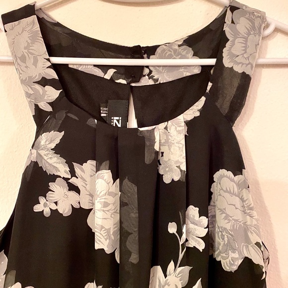 Black/white/gray floral top NWOT! - Picture 3 of 6